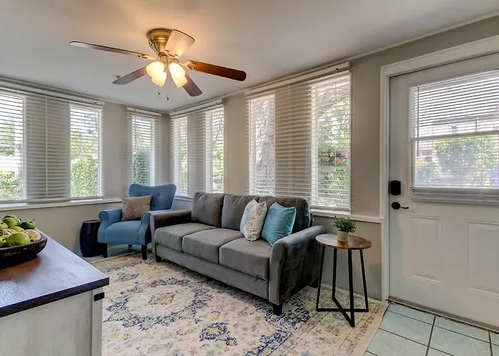 Light & Bright! Quaint Downtown Dunedin Bungalow!