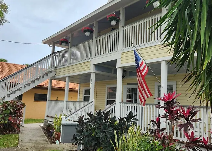 Cozy Apartment Overlooking Downtown And Park No Kids, No Pets